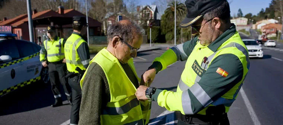 La Guardia Civil reparte chalecos reflectantes para peatones